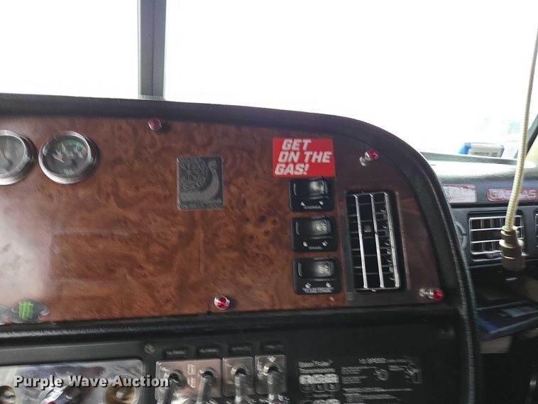 image for item DU2563 2003 Peterbilt 379 semi truck