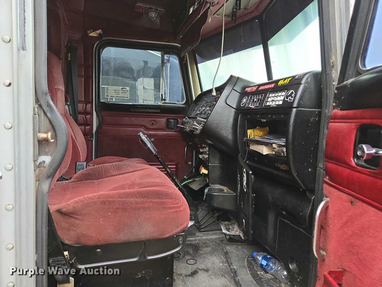 image for item DU2563 2003 Peterbilt 379 semi truck