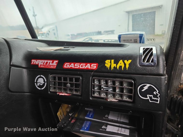 image for item DU2563 2003 Peterbilt 379 semi truck