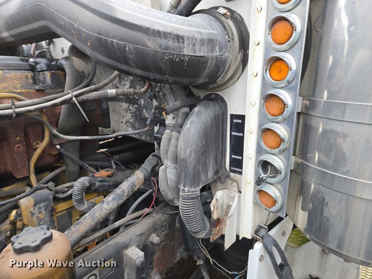 image for item DU2563 2003 Peterbilt 379 semi truck