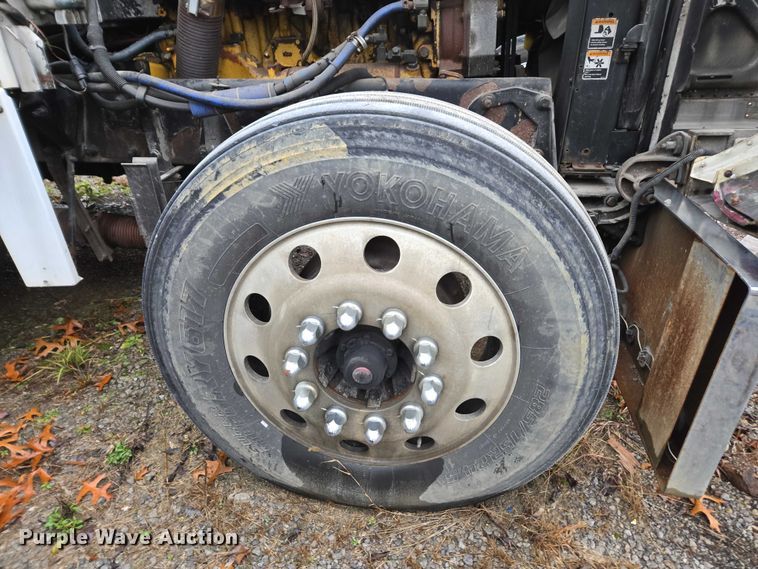 image for item DU2563 2003 Peterbilt 379 semi truck