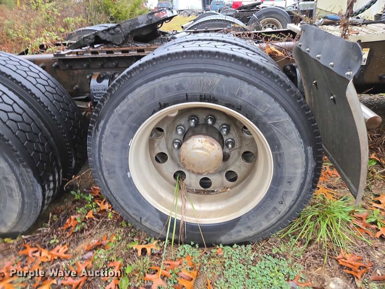 image for item DU2563 2003 Peterbilt 379 semi truck