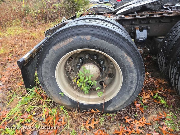 image for item DU2563 2003 Peterbilt 379 semi truck