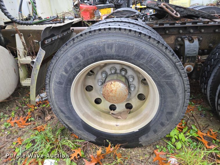 image for item DU2563 2003 Peterbilt 379 semi truck