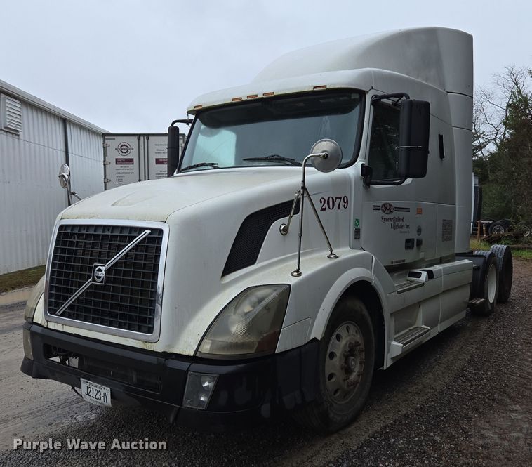 image for item DU2564 2011 Volvo VNL semi truck