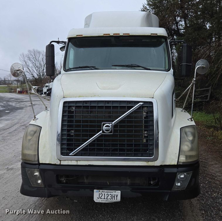 image for item DU2564 2011 Volvo VNL semi truck