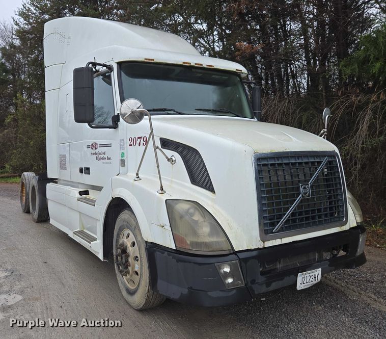image for item DU2564 2011 Volvo VNL semi truck