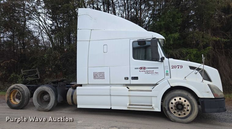 image for item DU2564 2011 Volvo VNL semi truck