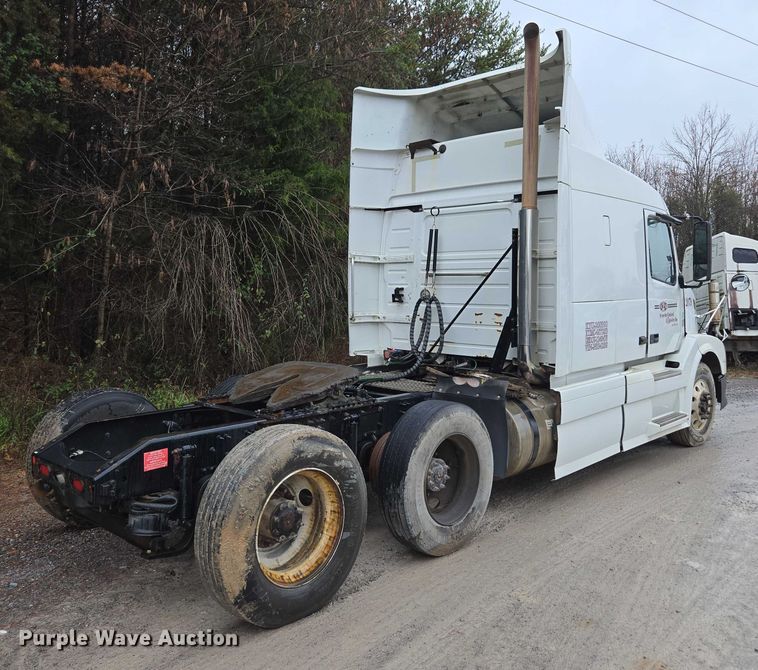 image for item DU2564 2011 Volvo VNL semi truck