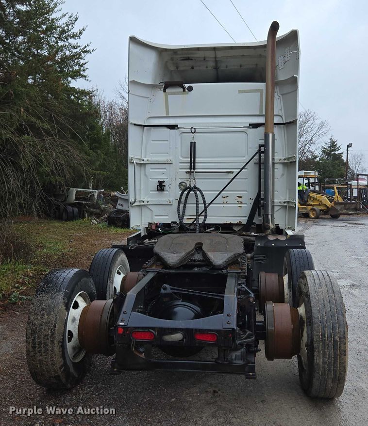 image for item DU2564 2011 Volvo VNL semi truck