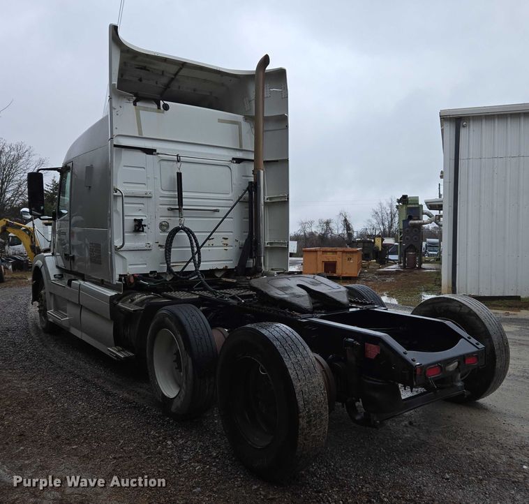image for item DU2564 2011 Volvo VNL semi truck