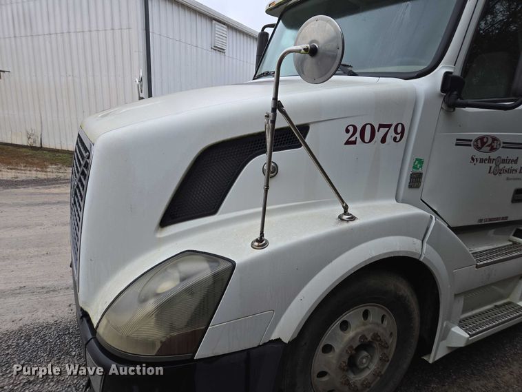 image for item DU2564 2011 Volvo VNL semi truck