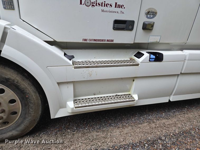 image for item DU2564 2011 Volvo VNL semi truck