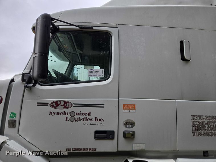 image for item DU2564 2011 Volvo VNL semi truck