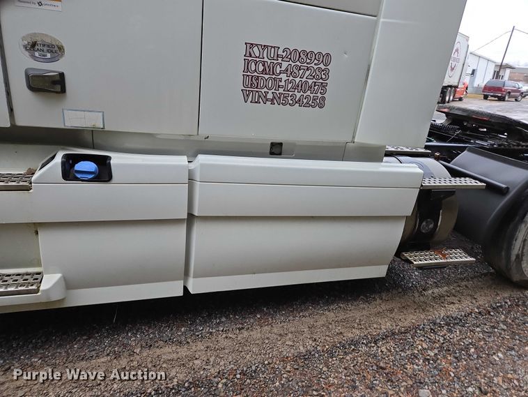 image for item DU2564 2011 Volvo VNL semi truck