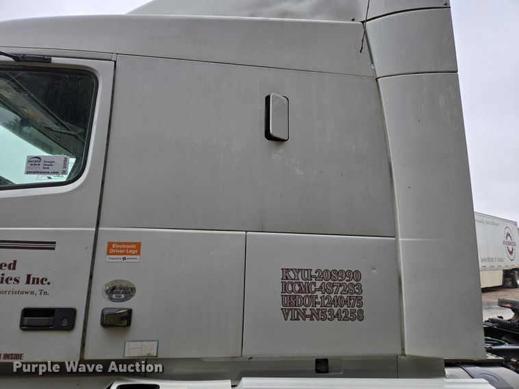 image for item DU2564 2011 Volvo VNL semi truck