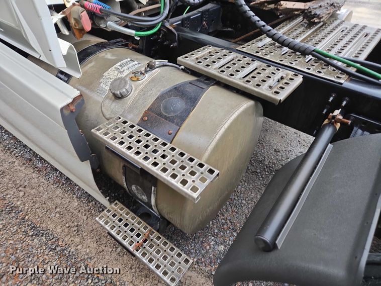 image for item DU2564 2011 Volvo VNL semi truck