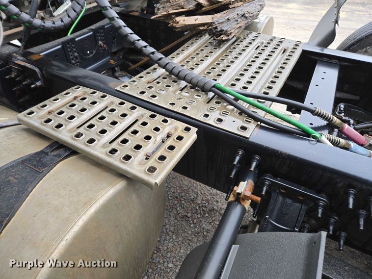 image for item DU2564 2011 Volvo VNL semi truck