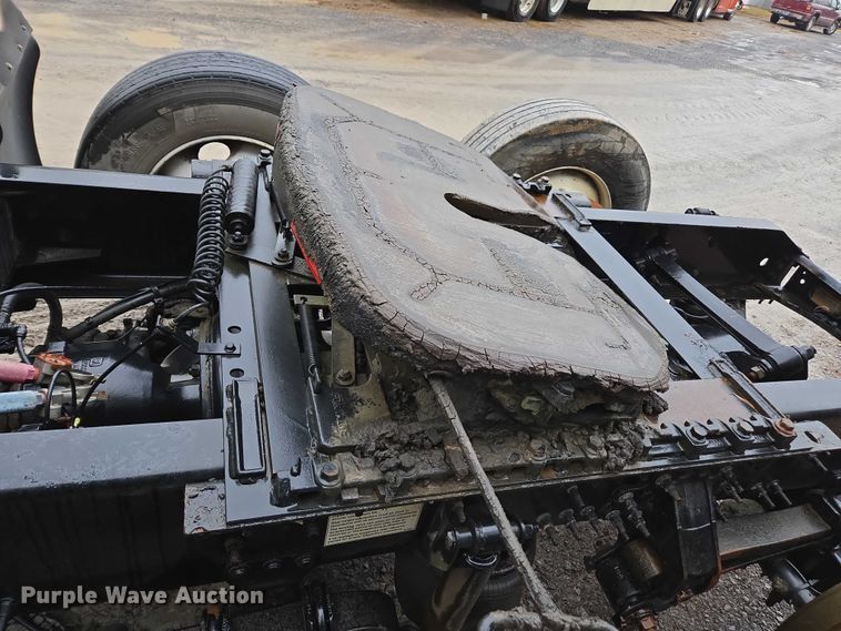 image for item DU2564 2011 Volvo VNL semi truck