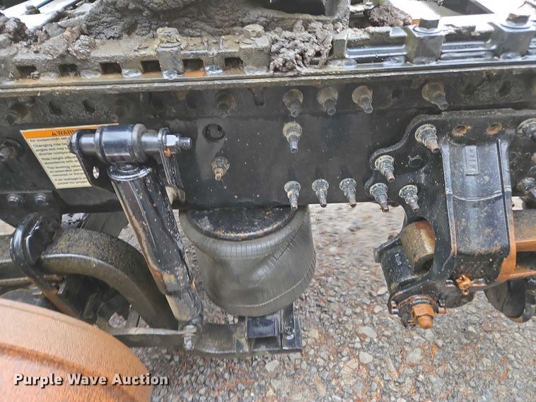 image for item DU2564 2011 Volvo VNL semi truck