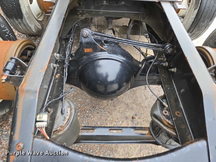 image for item DU2564 2011 Volvo VNL semi truck