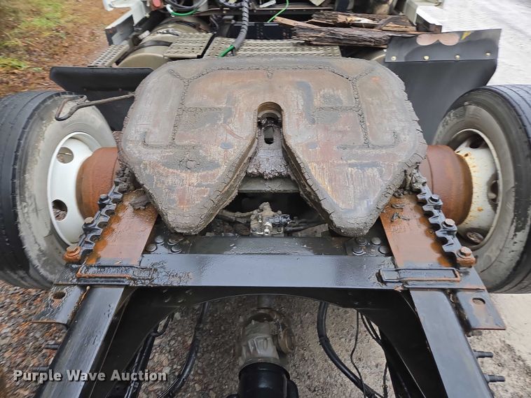 image for item DU2564 2011 Volvo VNL semi truck