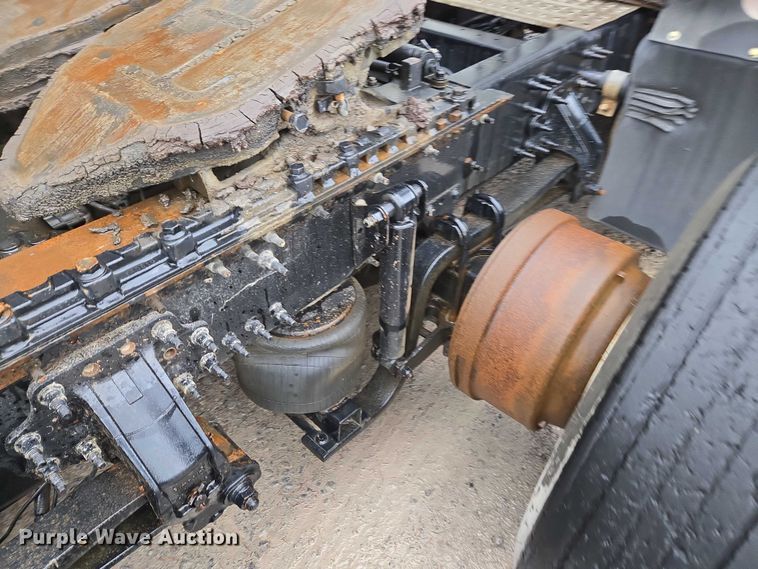 image for item DU2564 2011 Volvo VNL semi truck