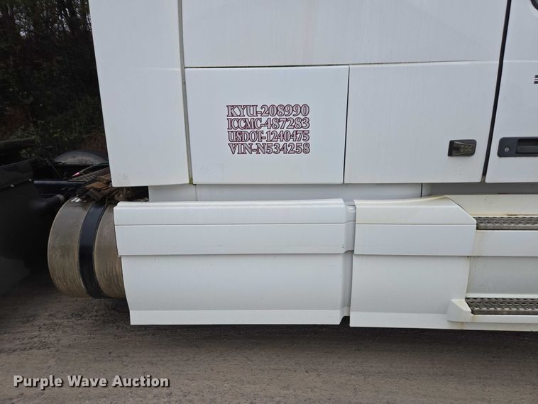 image for item DU2564 2011 Volvo VNL semi truck