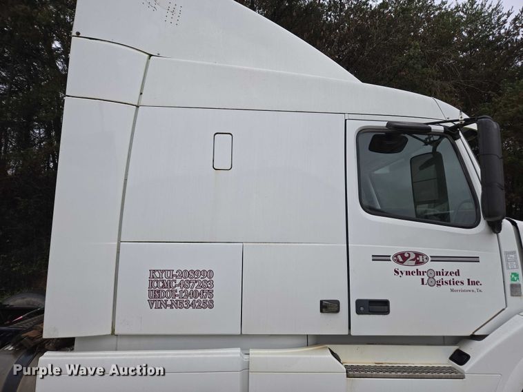 image for item DU2564 2011 Volvo VNL semi truck