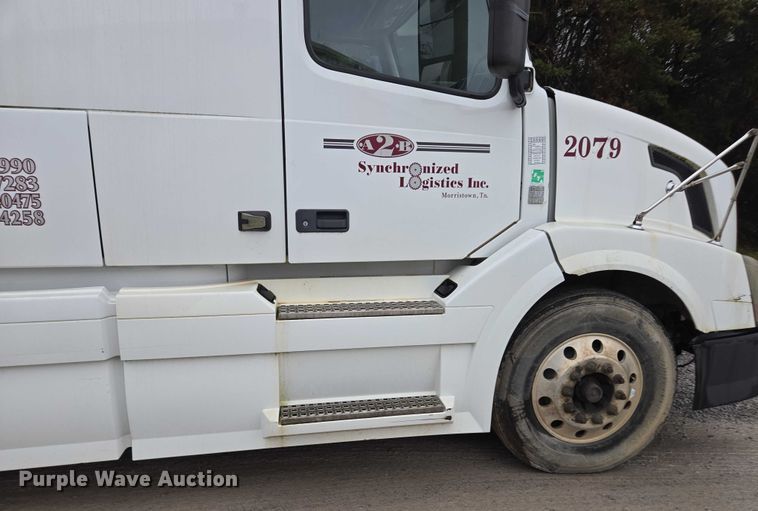 image for item DU2564 2011 Volvo VNL semi truck