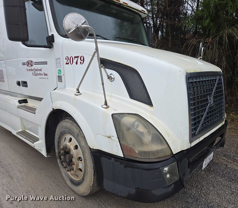 image for item DU2564 2011 Volvo VNL semi truck