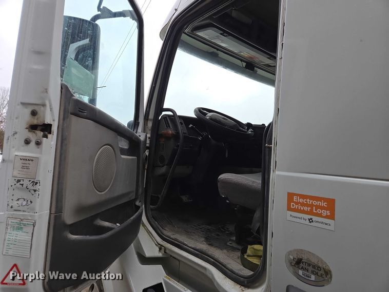 image for item DU2564 2011 Volvo VNL semi truck