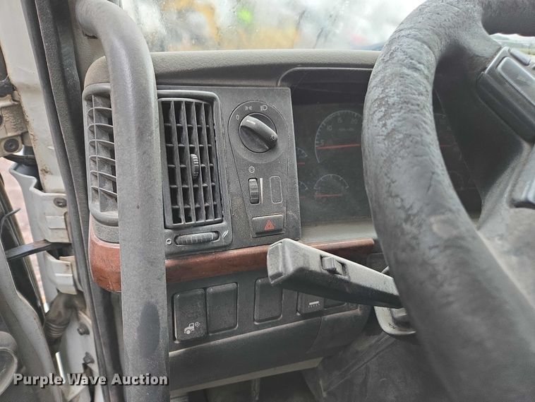 image for item DU2564 2011 Volvo VNL semi truck