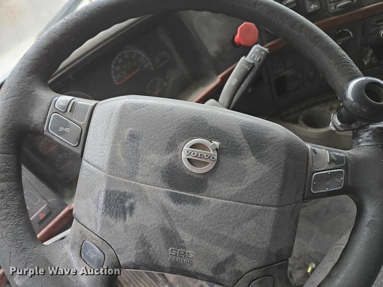 image for item DU2564 2011 Volvo VNL semi truck