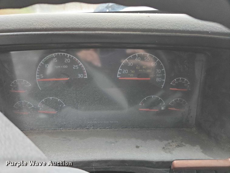 image for item DU2564 2011 Volvo VNL semi truck