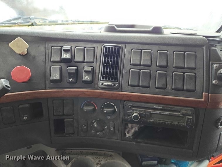 image for item DU2564 2011 Volvo VNL semi truck