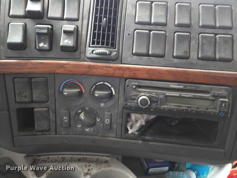 image for item DU2564 2011 Volvo VNL semi truck