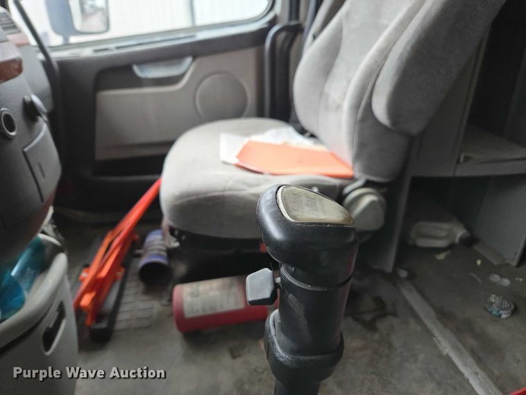 image for item DU2564 2011 Volvo VNL semi truck