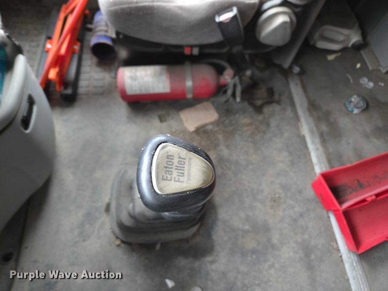 image for item DU2564 2011 Volvo VNL semi truck