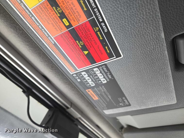 image for item DU2564 2011 Volvo VNL semi truck