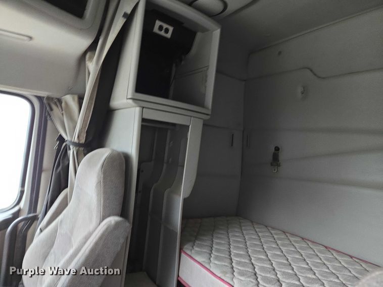 image for item DU2564 2011 Volvo VNL semi truck