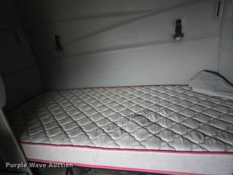 image for item DU2564 2011 Volvo VNL semi truck