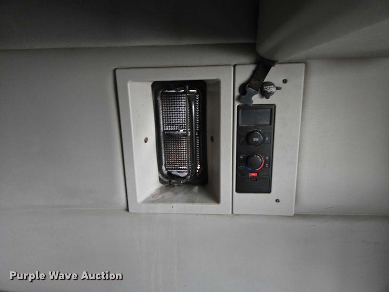 image for item DU2564 2011 Volvo VNL semi truck