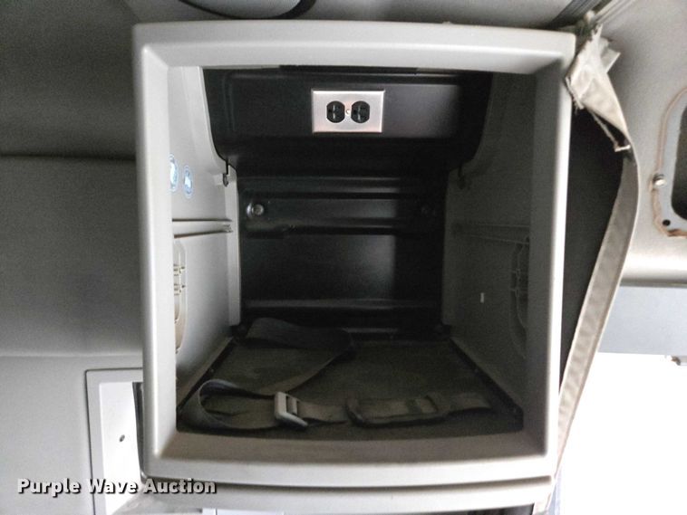 image for item DU2564 2011 Volvo VNL semi truck