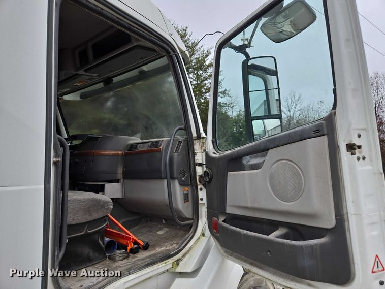 image for item DU2564 2011 Volvo VNL semi truck