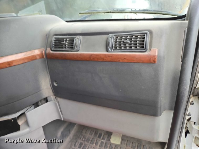 image for item DU2564 2011 Volvo VNL semi truck