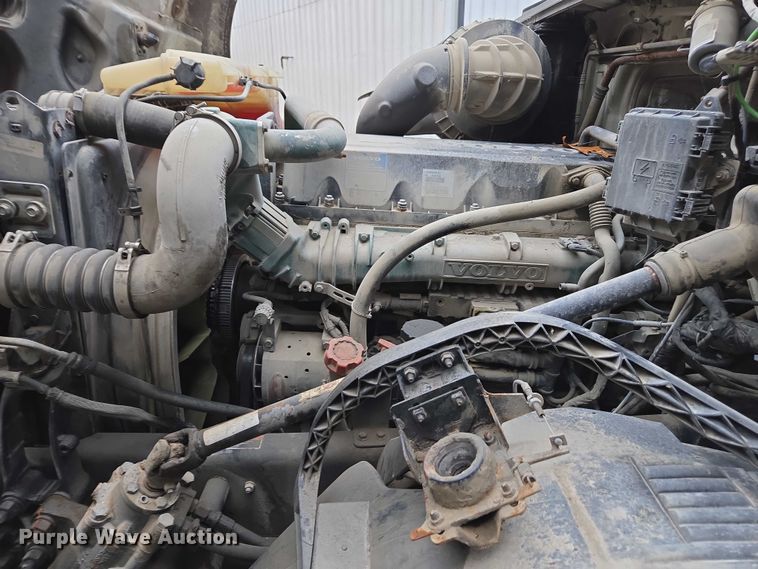 image for item DU2564 2011 Volvo VNL semi truck