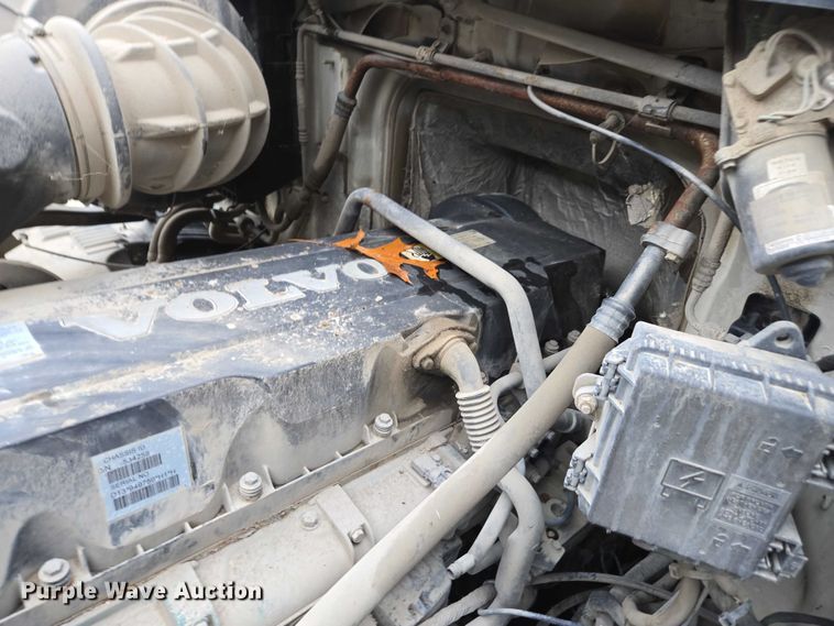 image for item DU2564 2011 Volvo VNL semi truck