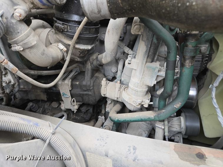 image for item DU2564 2011 Volvo VNL semi truck