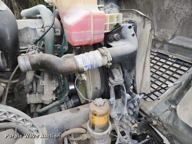 image for item DU2564 2011 Volvo VNL semi truck